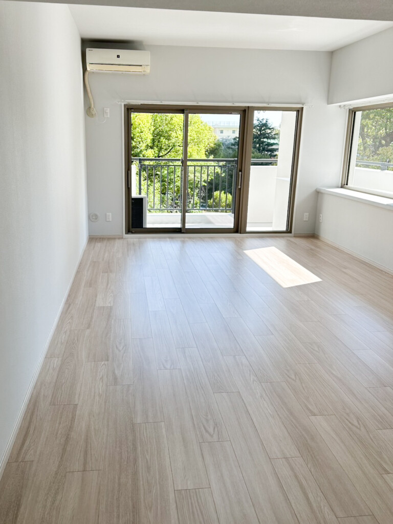 【リビング】床材・クロスを張り替えて光が差し込む開放的なリビングになりました